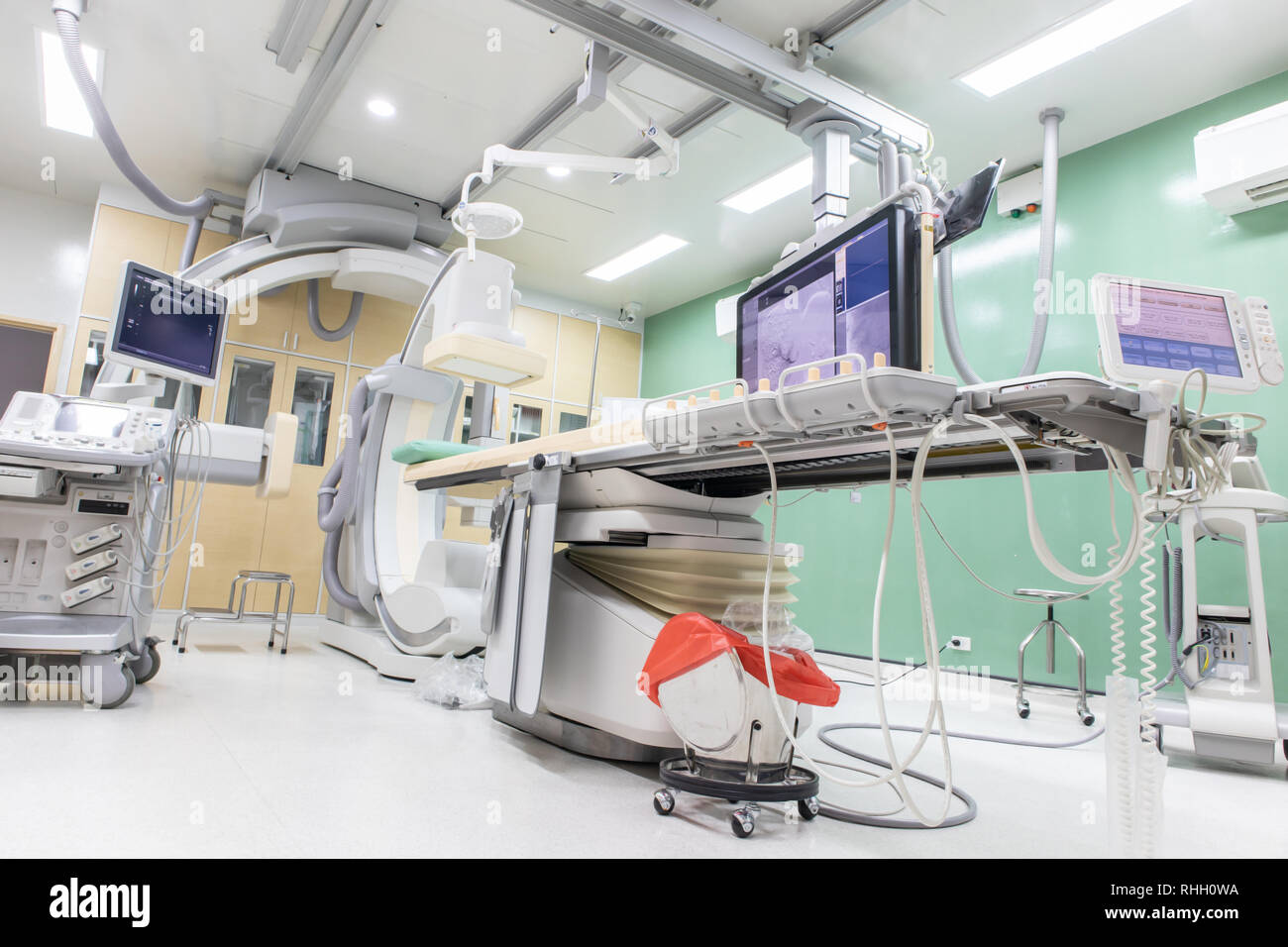 Salle d'angiographie numérique par soustraction, DSA, laboratoire salle d'opération avec X-ray scanner médical à l'hôpital. Banque D'Images