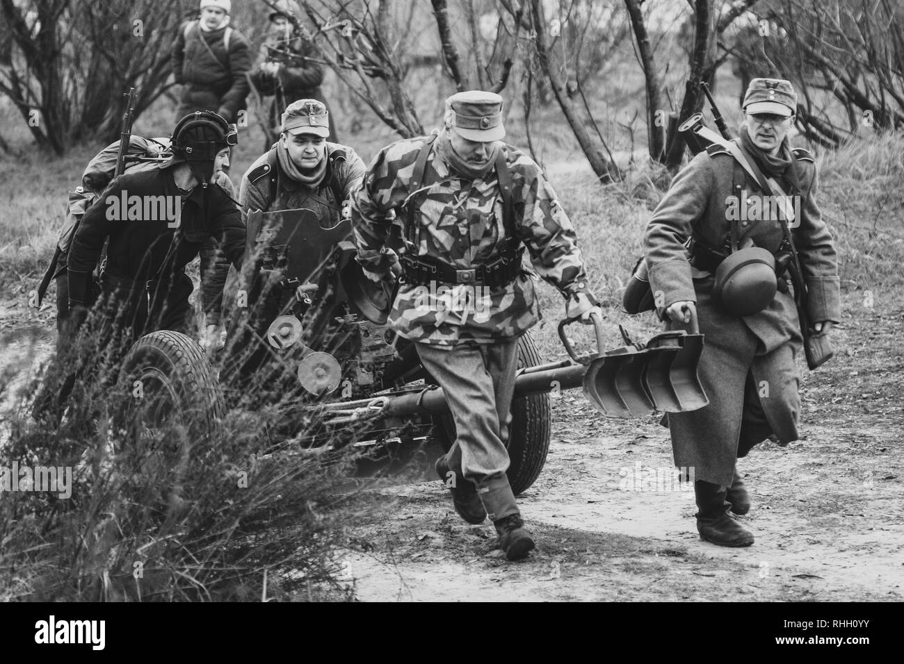 Gomel, Bélarus - 26 novembre 2017 : Allemagne soldats Wehrmacht artilleur déplacer l'arme à feu le long d'une route de campagne. La reconstruction Banque D'Images