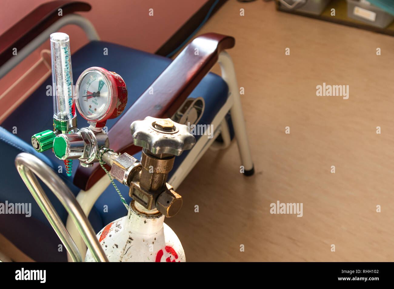 Cylindre d'oxygène avec une chaise derrière. Banque D'Images