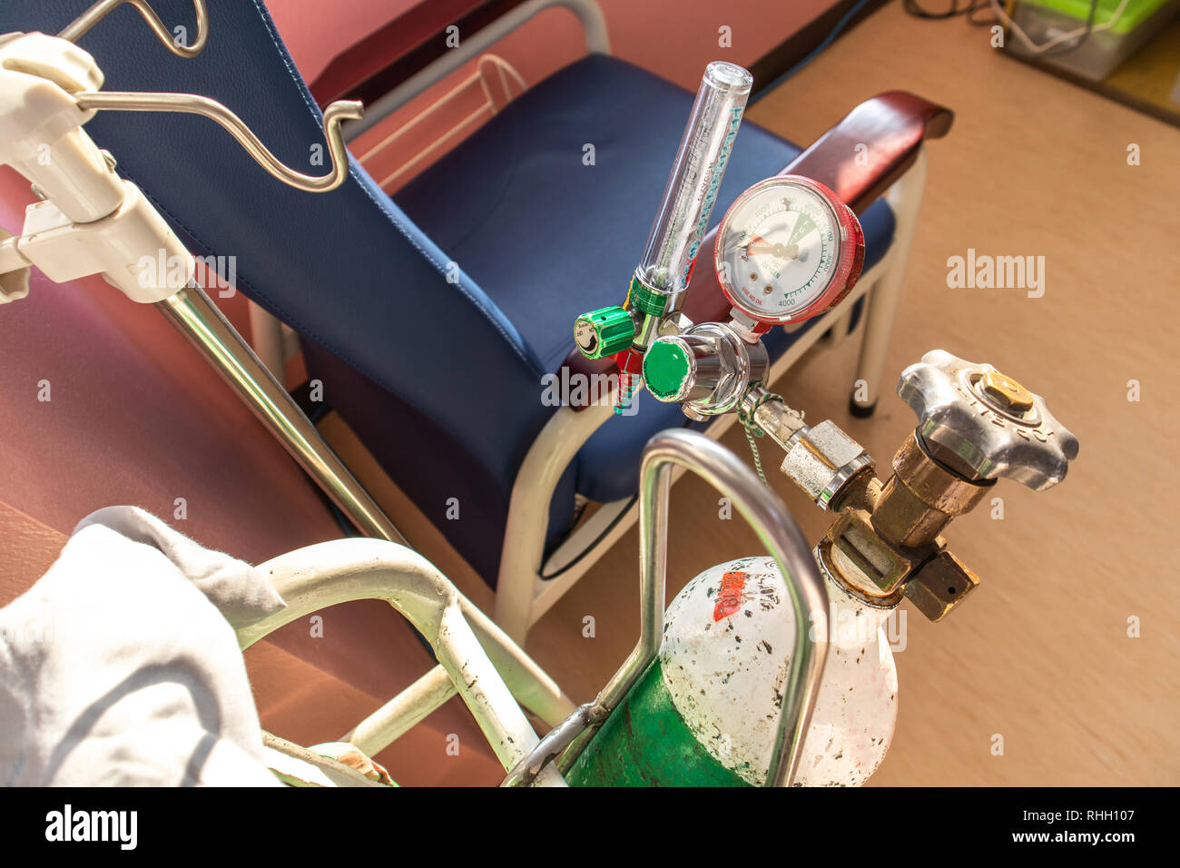 Cylindre d'oxygène avec une chaise derrière. Banque D'Images