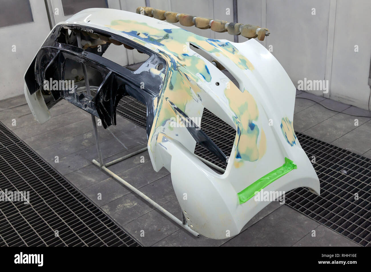 La réparation du pare-choc arrière d'une voiture blanche après un accident  avec l'aide de multi-couleur mastic dans un atelier de peinture pour les  véhicules dans une chamb Photo Stock - Alamy