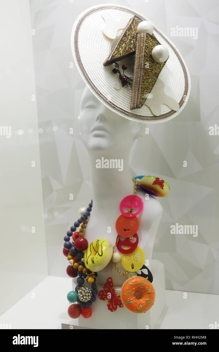 Saint-pétersbourg, Russie - Février 1, 2019 : les gens sur l'exposition d'Anna Mikhailova chapeaux et bijoux faits de matériaux non traditionnels au cours Annua Banque D'Images