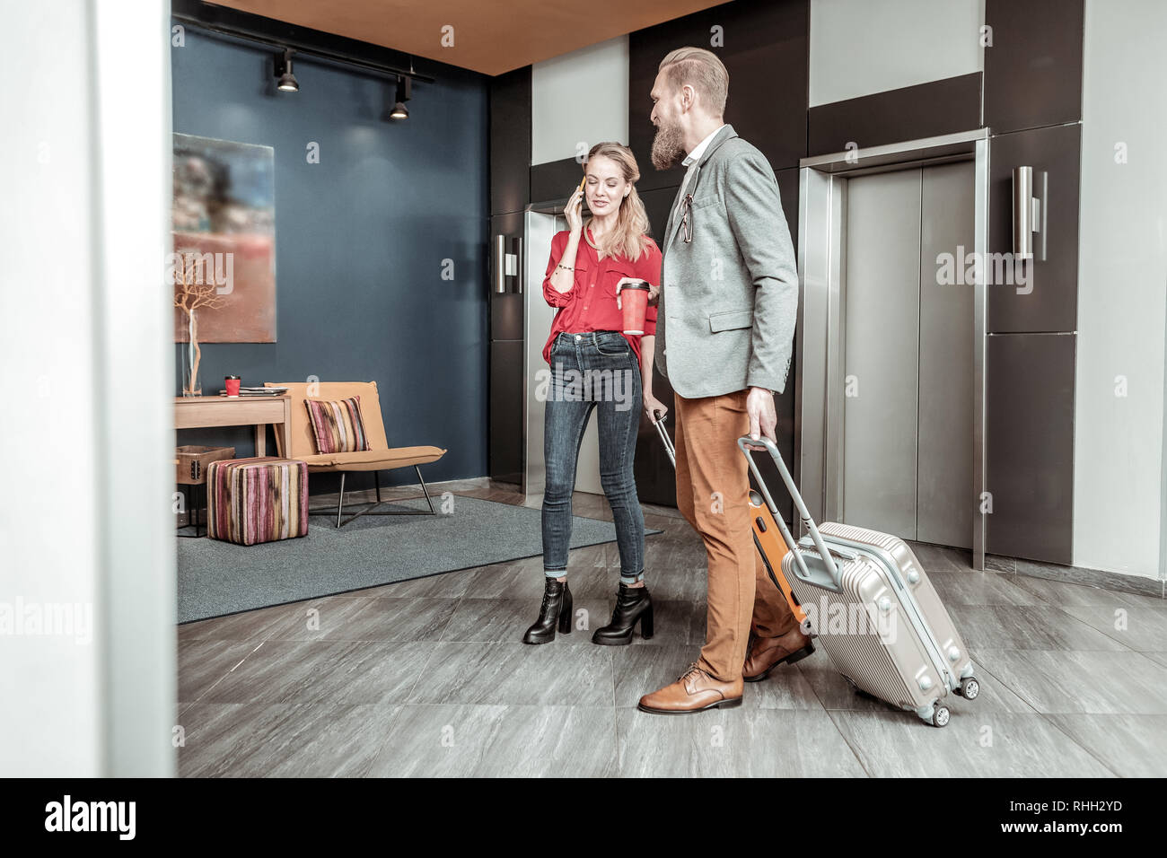 Les jeunes sont ravis positif dans cet hôtel moderne Banque D'Images