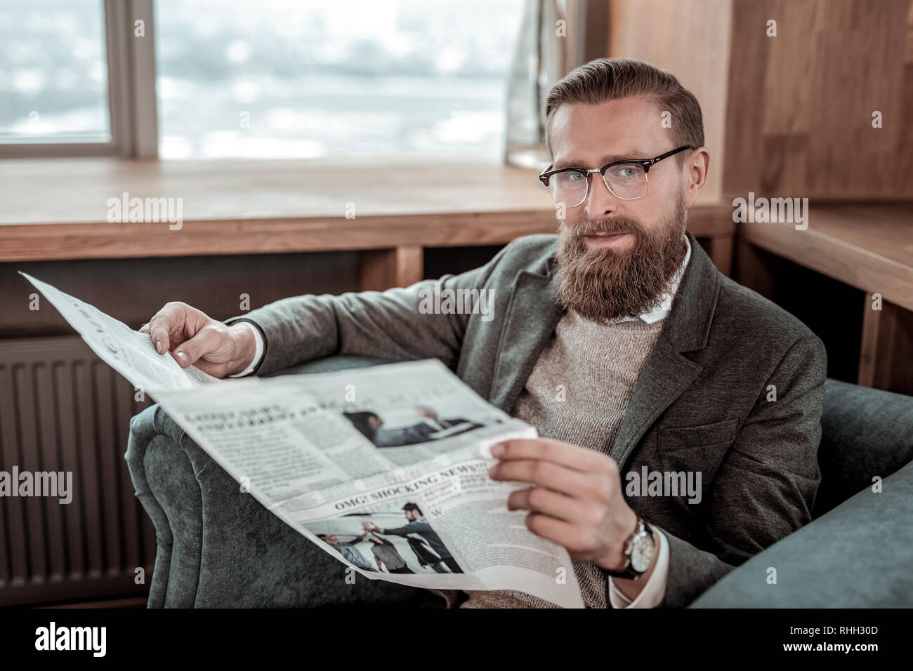 Young businessman looking at camera tout droit Banque D'Images
