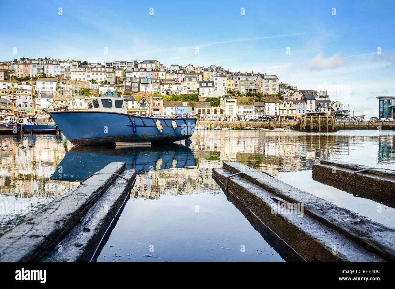 Bateau de pêche à marée basse dans le port de Brixham, Devon, UK Banque D'Images