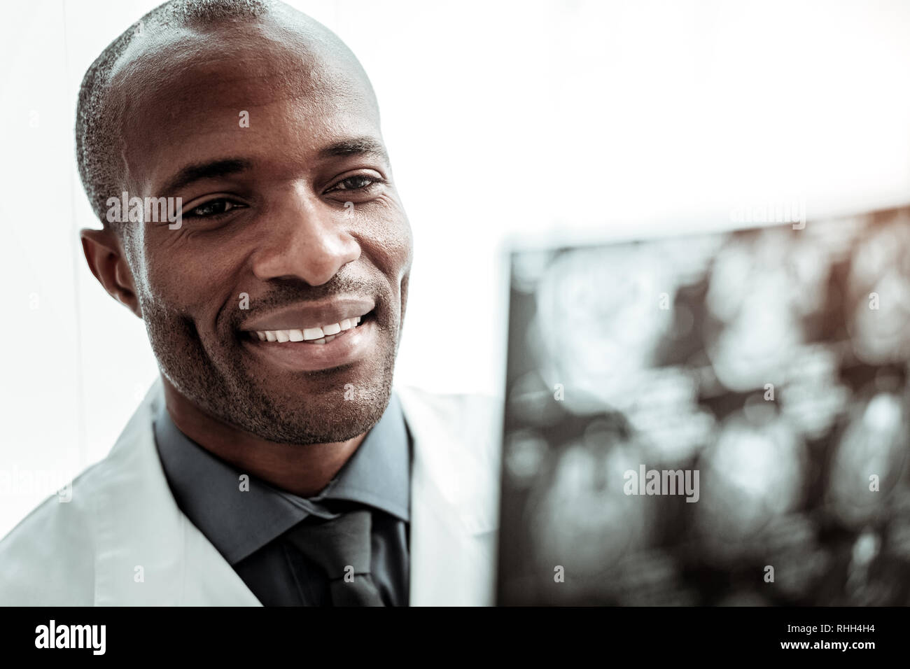 Close up of heureux travailleur médical que regarder roentgen Banque D'Images