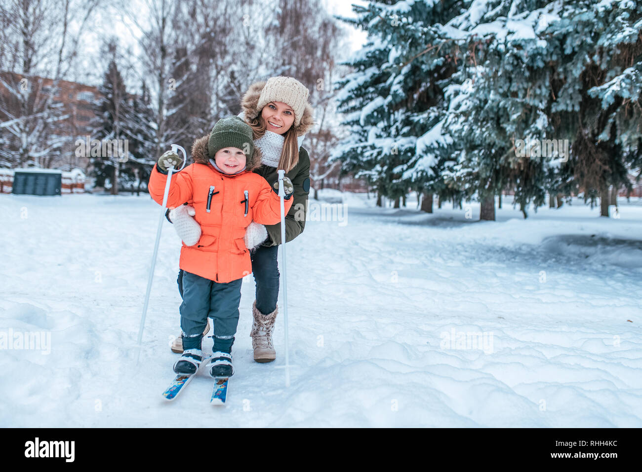 Jeune Mere Heureuse Une Femme Tient Un Garcon 2 5 Ans Fils Apprend A Skier En Hiver A L Exterieur Du Parc S Occuper Du Bebe L Education D Un Enfant Dans Un Cadre Chaleureux Photo Stock