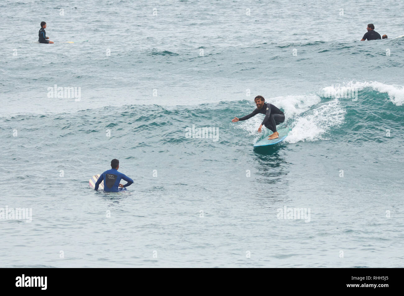 Les surfeurs de longboard offrant un bon cinq à la XIII Festival International de Longboard 2014 Salinas (Castrillón, Asturies, Espagne) Surf mer Cantabrique Banque D'Images