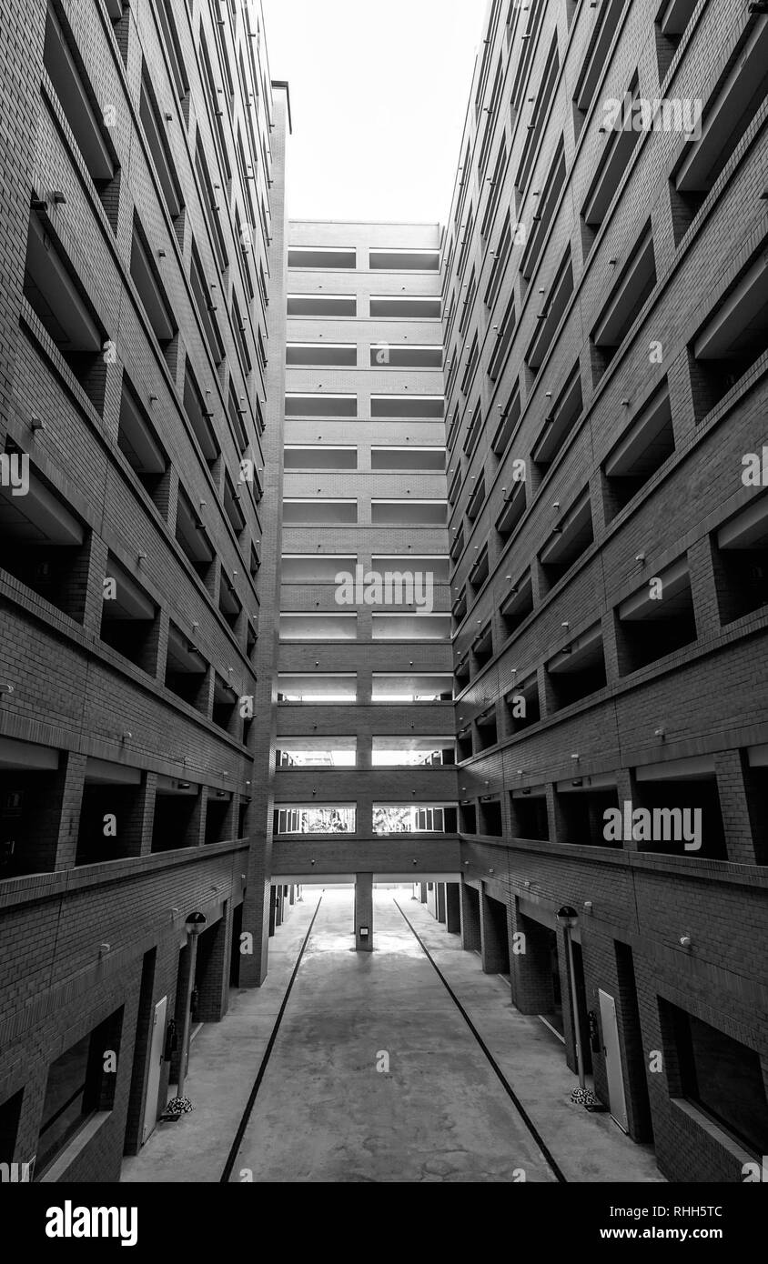 Tour en brique rouge, bloc appartement Oropesa del Mar, Costa del Azahar, Province Castellon, Espagne, Oropesa Banque D'Images