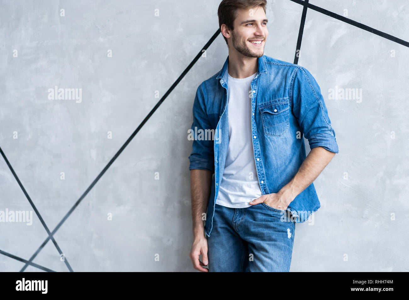 Homme parfait. Portrait of fashionable bel homme en jeans chemise. Banque D'Images