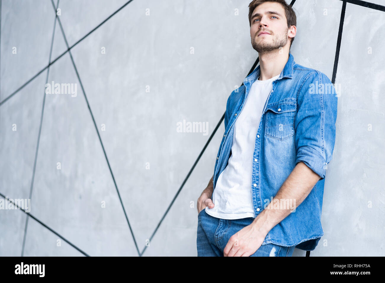 Homme parfait. Portrait of fashionable bel homme en jeans chemise. Banque D'Images