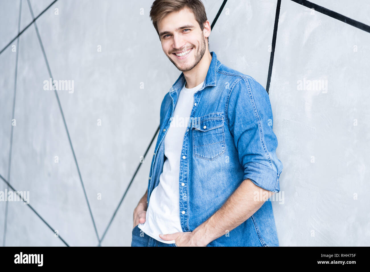 Homme parfait. Portrait of fashionable bel homme en jeans chemise. Banque D'Images
