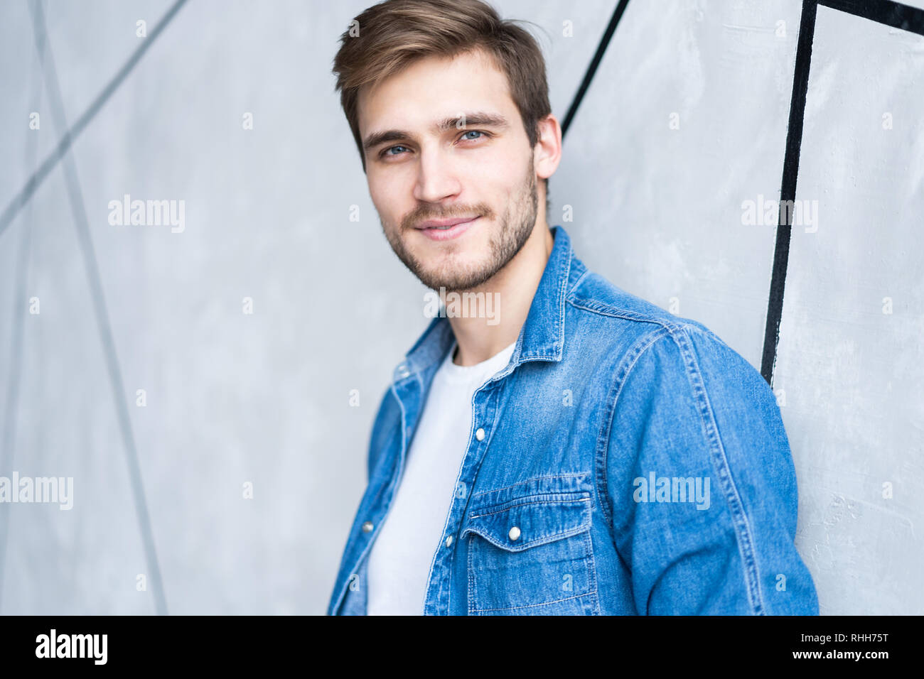 Homme parfait. Portrait of fashionable bel homme en jeans chemise. Banque D'Images