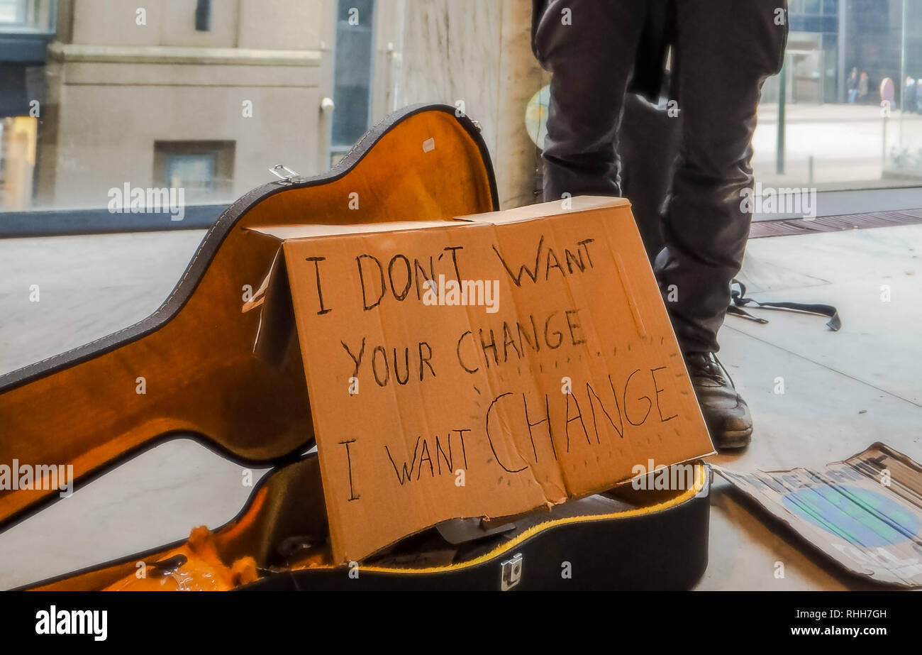 Musicien de rue et militant appelant à agir contre le changement climatique et le réchauffement avec une carte fait main Banque D'Images