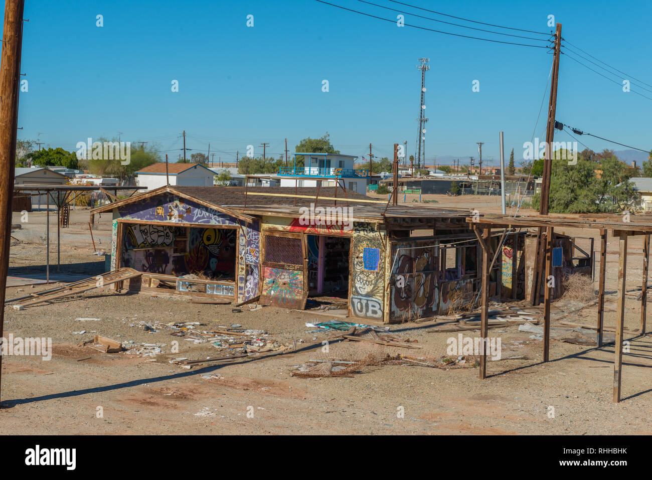 Maison abandonnée, vandalisée dans la ville de Bombay Beach, près de la mer de Salton en Californie, USA Banque D'Images