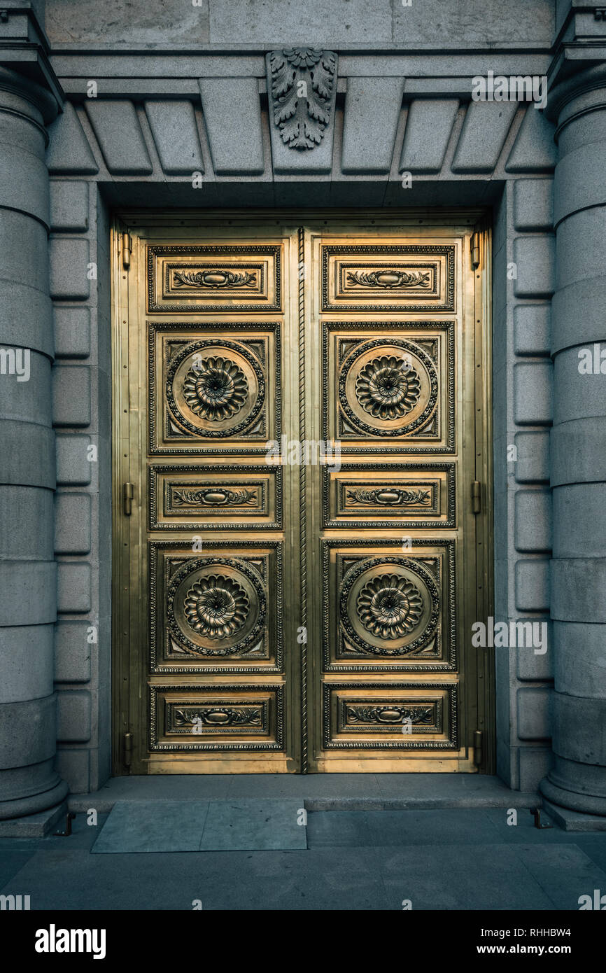 Une porte d'or à Madrid, Espagne Banque D'Images