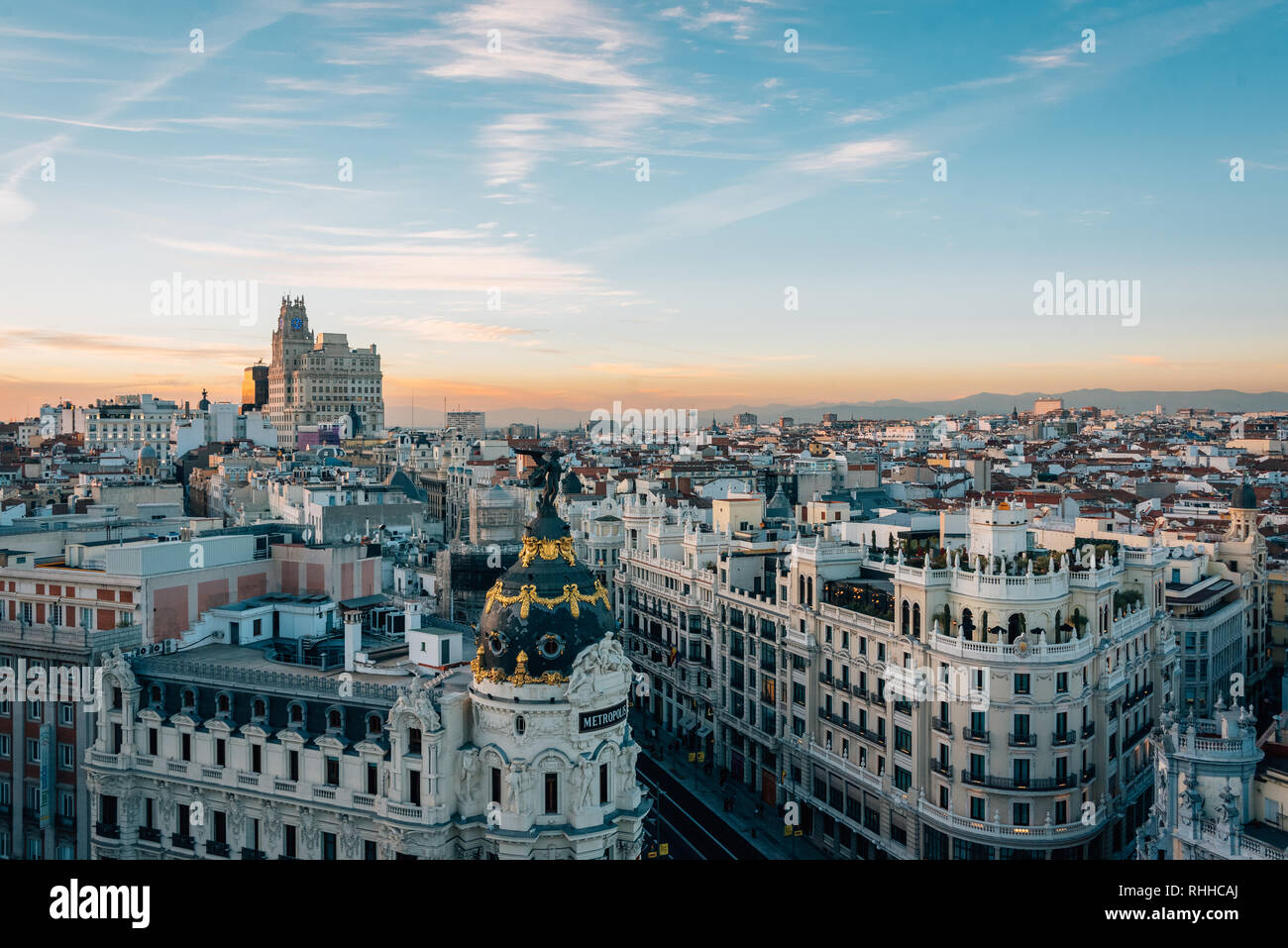 Vue sur la Gran Via de l'Circulo de Bellas Artes au coucher du soleil sur le toit, à Madrid, Espagne Banque D'Images