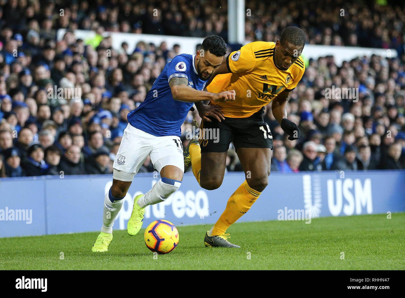 Liverpool, Royaume-Uni. Feb 2019 2ème. Theo Walcott d'Everton (l) et Willy Boly de Wolverhampton Wanderers bataille pour le bal. Premier League, Everton v Wolverhampton Wanderers à Goodison Park à Liverpool le samedi 2 février 2019. Cette image ne peut être utilisé qu'à des fins rédactionnelles. Usage éditorial uniquement, licence requise pour un usage commercial. Aucune utilisation de pari, de jeux ou d'un seul club/ligue/dvd publications. Photos par Chris Stading/Andrew Orchard la photographie de sport/Alamy live news Banque D'Images