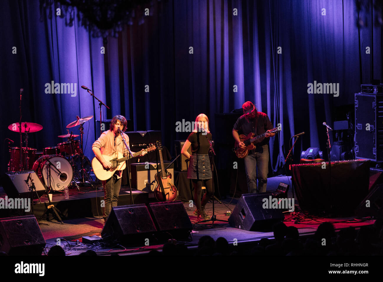 Nous. 8 Oct, 2017. Conor Oberst et Phoebe intermédiaires en concert au Fillmore, à San Francisco, Californie, le 7 octobre 2017 Crédit : Greg Chow/ZUMA/Alamy Fil Live News Banque D'Images