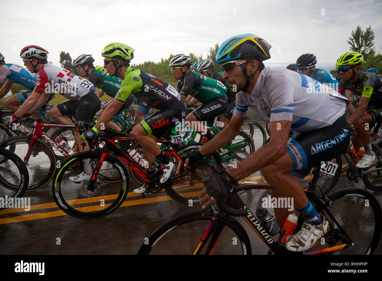 Mendoza, Argentine. Feb 2019 2ème. Le deuxième peloton sous la pluie, au cours de l'étape 6 153,5 km. Circuito San Juan Villicum dans le 37e Tour de San Juan 2019 02 février 2019, à San Juan, Argentine. Crédit : Alexis Lloret/Alamy Live News Banque D'Images