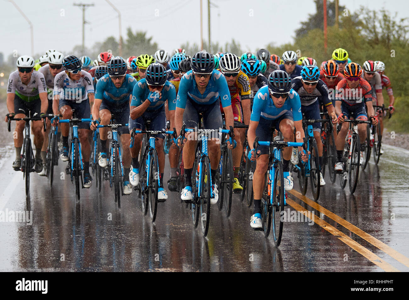 MENDOZA, ARGENTINE - 02 février:Le deuxième peloton sous la pluie, au cours de l'étape 6 153,5 km. Circuito San Juan Villicum dans le 37e Tour de San Juan 2019 02 février 2019, à San Juan, Argentine. Crédit : Alexis Lloret/Alamy Live News Banque D'Images