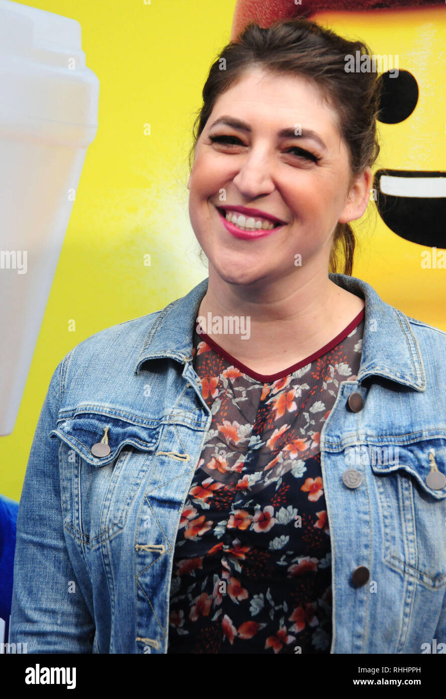 Californie, USA. Feb 2019 2ème. Mayim Bialik actrice assiste à la première de Warner Bros Pictures' 'Le film Lego 2 : La deuxième partie' le 2 février 2019 au Regency Village Theatre à Westwood, en Californie. Photo de Barry King/Alamy Live News Banque D'Images