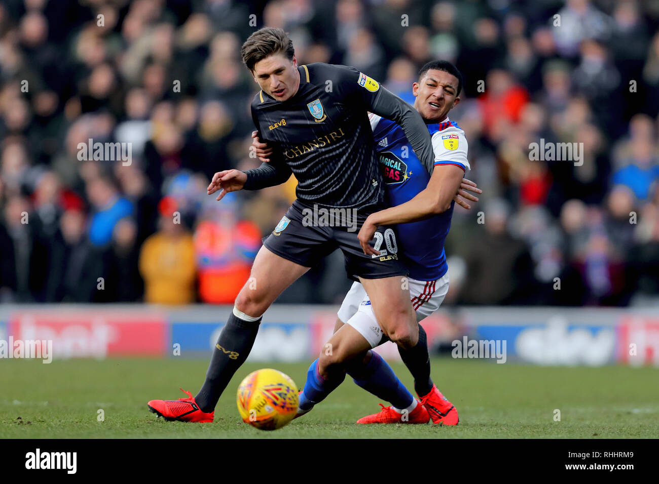 Ipswich, Royaume-Uni. Feb 2019 2ème. Adam Portée de Sheffield Mercredi détient au large de Myles Kenlock de Ipswich Town - Ipswich Town v Sheffield Wednesday, Sky Bet Championship, Portman Road, Ipswich - 2 février 2019 Editorial - N'utilisez que des restrictions s'appliquent : Crédit DataCo Images Journée Limited/Alamy Live News Banque D'Images