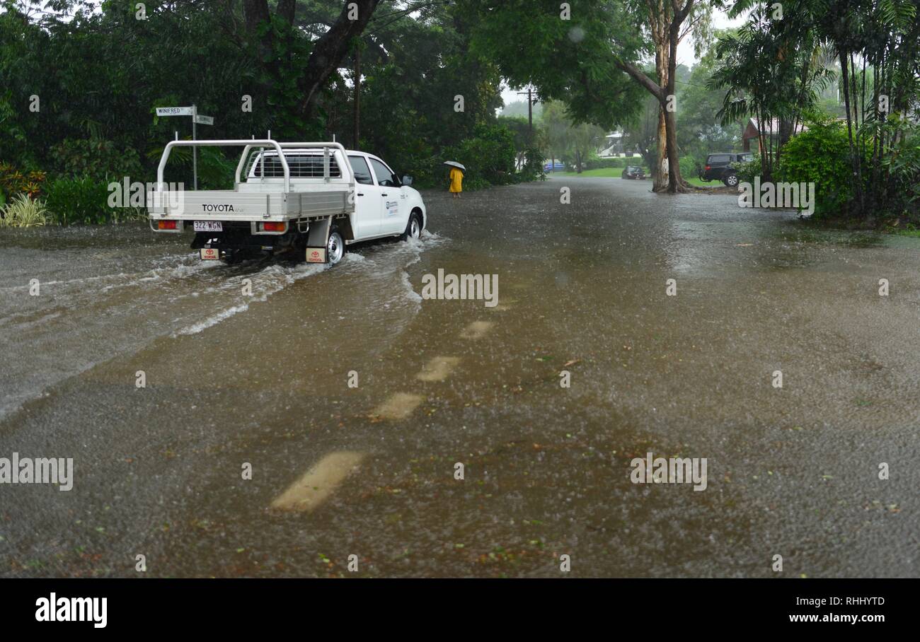 Les voitures roulent dans les eaux d'inondation, Townsville, Queensland, Australie. Feb, 2019. L'inondation a continué de s'aggraver à mesure que le déluge a continué et plus d'eau a été libéré de l'buldging barrage Ross River pour empêcher l'échec de la mur de barrage. Crédit : P&F Photography/Alamy Live News, février 2019 Banque D'Images