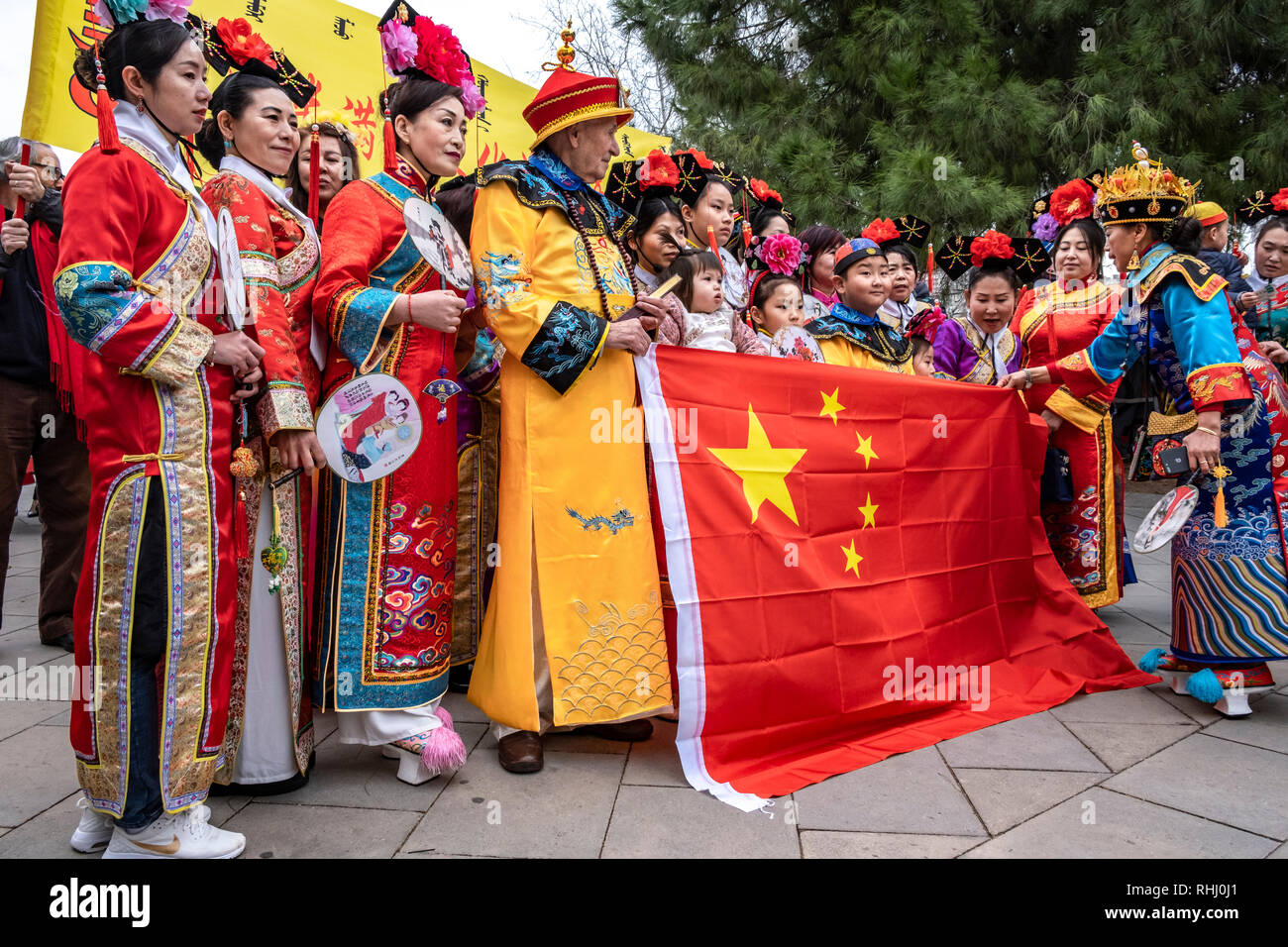 Barcelone, Espagne. Feb 2019 2ème. Les participants sont vus habillés en vêtements traditionnels chinois au cours d'un défilé pour célébrer le Nouvel An chinois 2019. Les membres de la communauté chinoise ont été accompagnés par le maire de Barcelone, Ada Colau et autres autorités municipales. 2019 va porter chance à ceux qui sont nés dans le cochon. Credit : SOPA/Alamy Images Limited Live News Banque D'Images