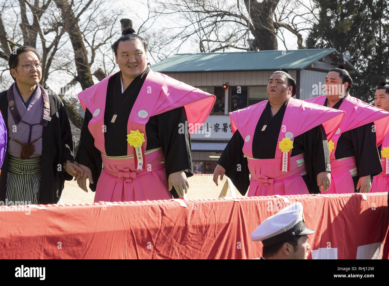 Chiba, Japon. 3, 2019. Les lutteurs de sumo assister à la fête de Setsubun Naritasan Shinshoji Temple dans le centre de Narita. Le festival annuel a lieu à Naritasan Shinshoji Temple avec célébrités japonaises et les lutteurs de sumo jetant le soja au peuple pour éloigner les mauvais esprits et d'inviter la bonne fortune. Credit : Rodrigo Reyes Marin/ZUMA/Alamy Fil Live News Banque D'Images