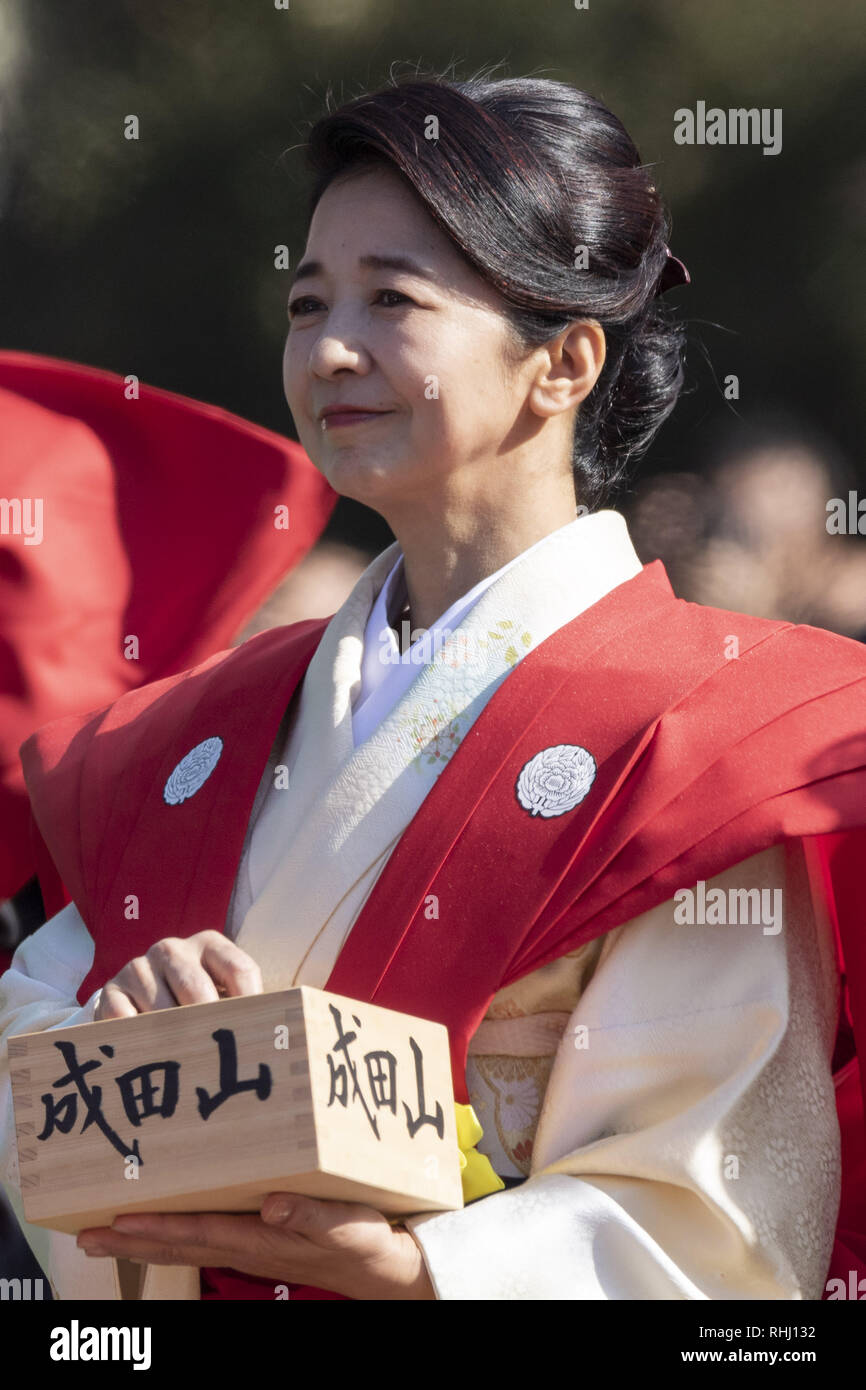 Chiba, Japon. 3, 2019. L'actrice japonaise Yoshiko Miyazaki assiste à la fête de Setsubun Naritasan Shinshoji Temple dans le centre de Narita. Le festival annuel a lieu à Naritasan Shinshoji Temple avec célébrités japonaises et les lutteurs de sumo jetant le soja au peuple pour éloigner les mauvais esprits et d'inviter la bonne fortune. Credit : Rodrigo Reyes Marin/ZUMA/Alamy Fil Live News Banque D'Images