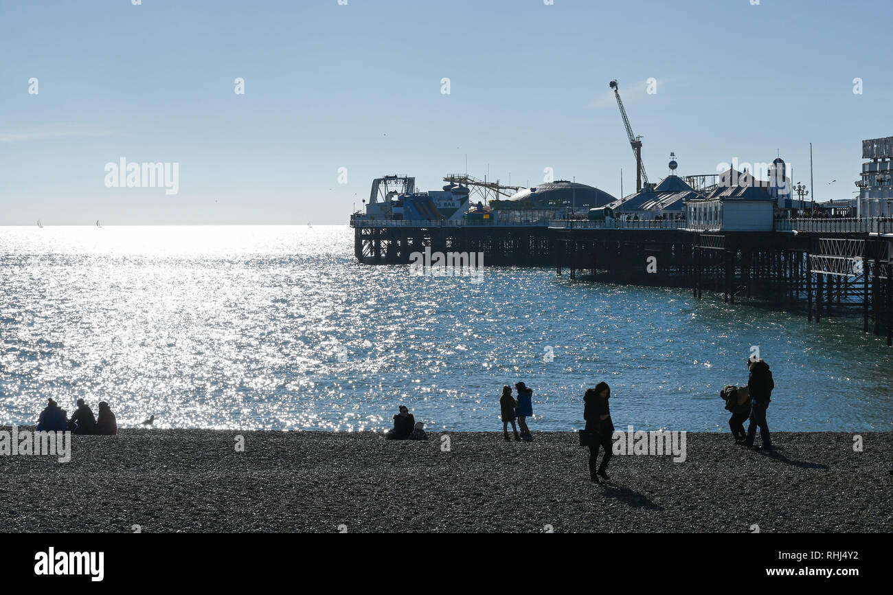 Brighton, UK. 3 2019. Les visiteurs sur la plage de Brighton Palace Pier sur une belle journée ensoleillée mais froide sur la côte sud . Le temps plus doux devrait se répandre à travers la Grande-Bretagne au cours des prochains jours de crédit : Simon Dack/Alamy Live News Banque D'Images