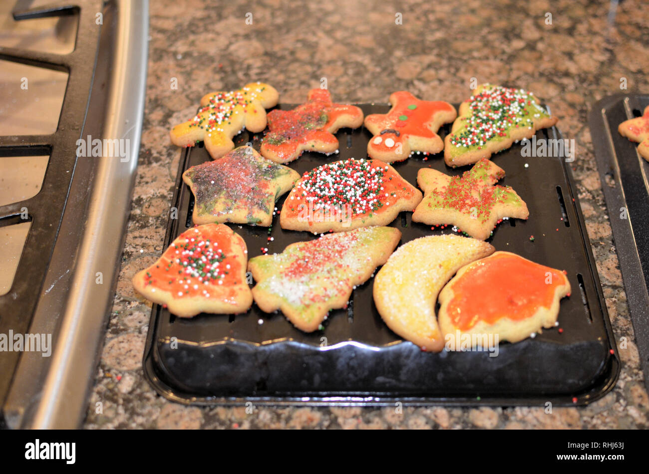 Les biscuits de Noël fait maison sur un circuit de refroidissement ; pan grilloir inversé ; les matières naturelles et le style rédactionnel. Banque D'Images