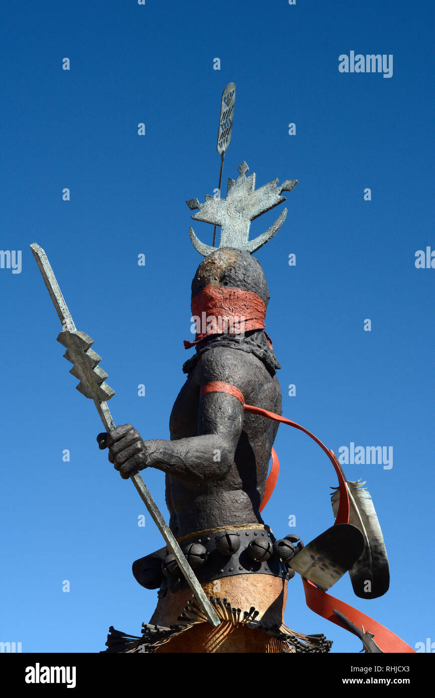 Une sculpture en bronze intitulée 'Apache Mountain Spirit Dancer' par Craig Dan Goseyun au Museum of Indian Arts & Culture à Santa Fe, Nouveau Mexique Banque D'Images