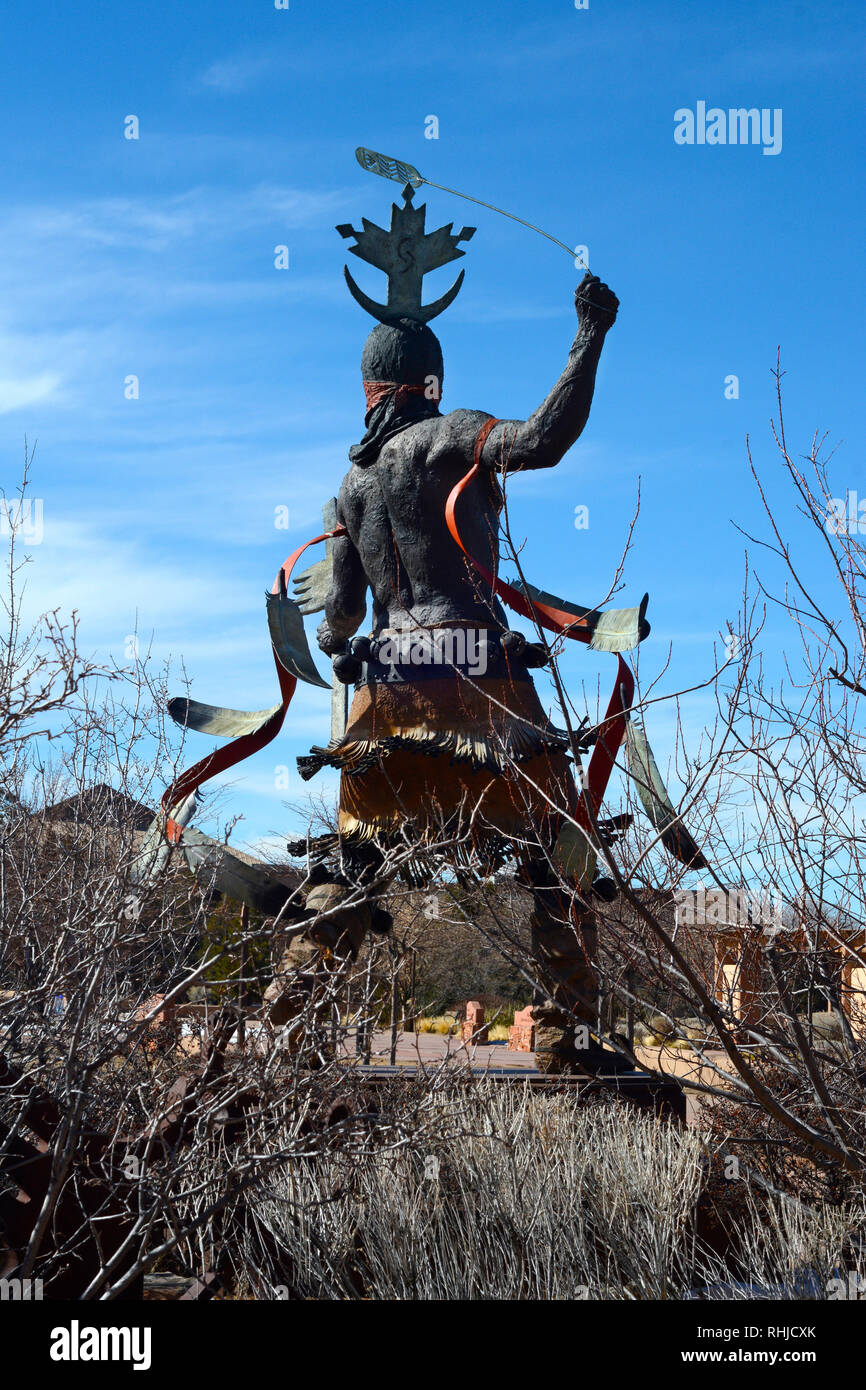 Une sculpture en bronze intitulée 'Apache Mountain Spirit Dancer' par Craig Dan Goseyun au Museum of Indian Arts & Culture à Santa Fe, Nouveau Mexique Banque D'Images