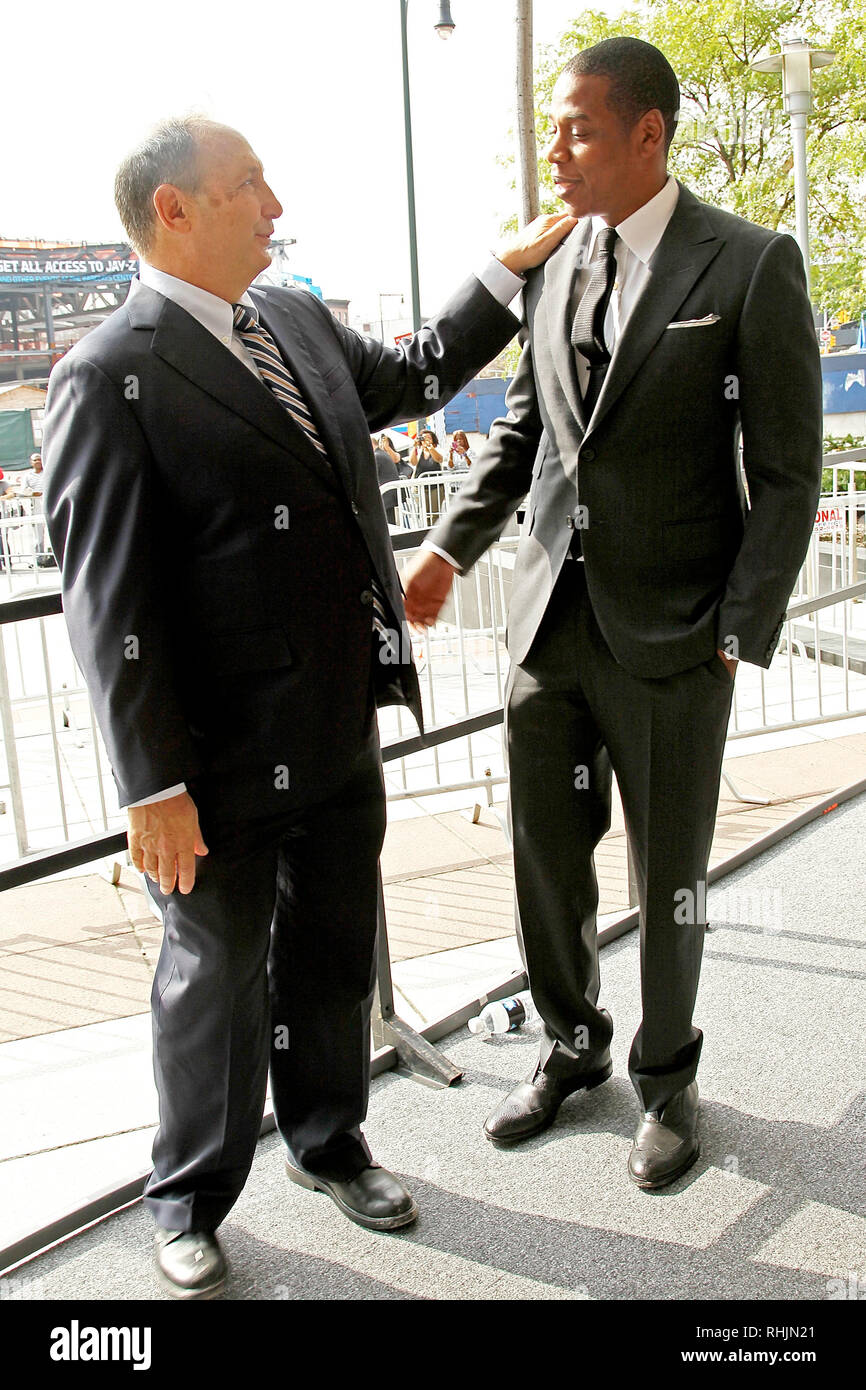 New York, USA. 26 Sep, 2011. Bruce Ratner, Shawn "Jay-Z" Carter à l'Lundi, 26 sept 2011 Barclays Center Conférence de presse au terminal de l'Atlantique à New York, USA. Crédit : Steve Mack/S.D. Mack Photos/Alamy Banque D'Images