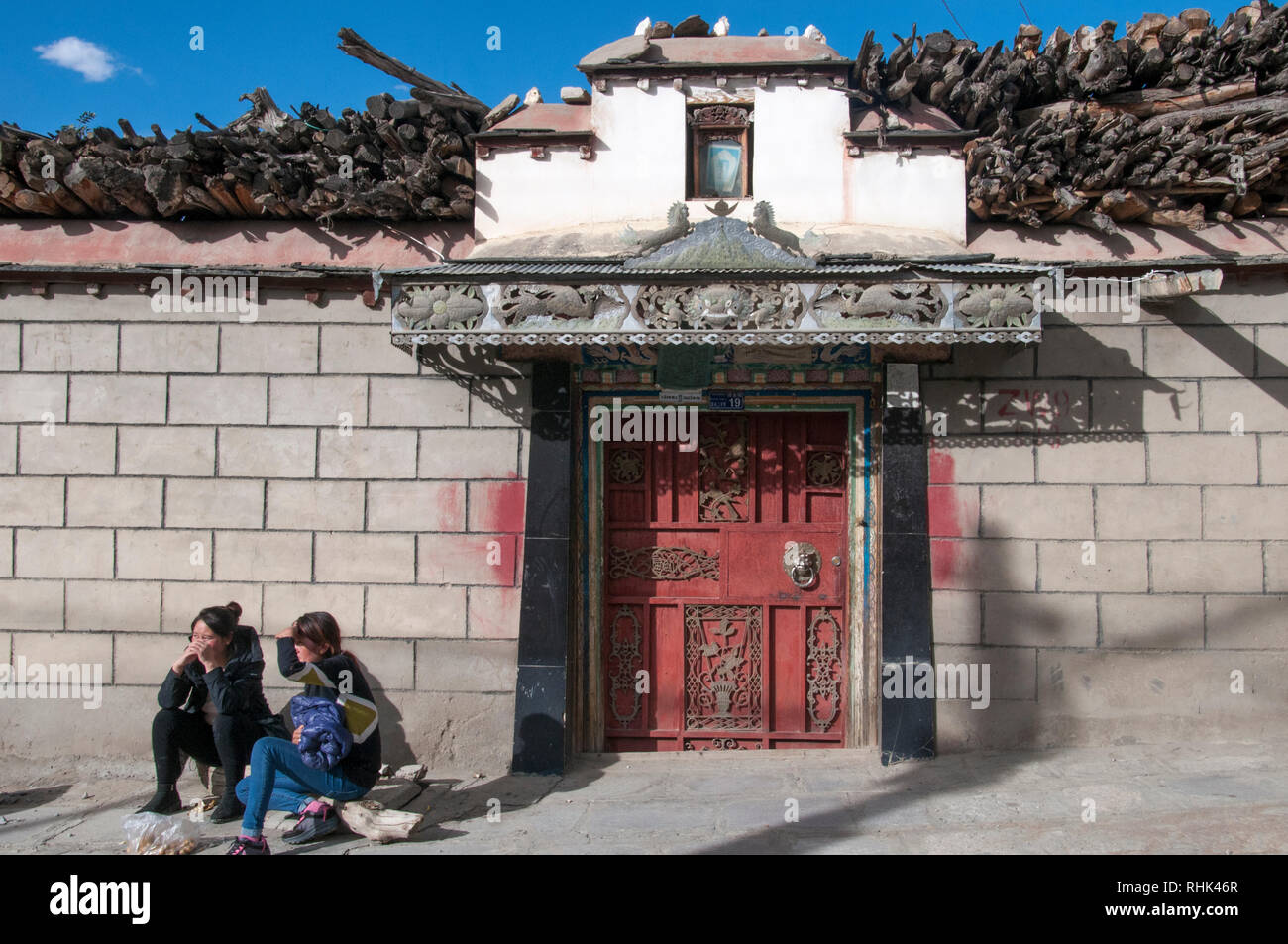 Les Tibétains ethniques à l'extérieur d'un logement traditionnel à Tsetang, le Tibet, la Chine Banque D'Images