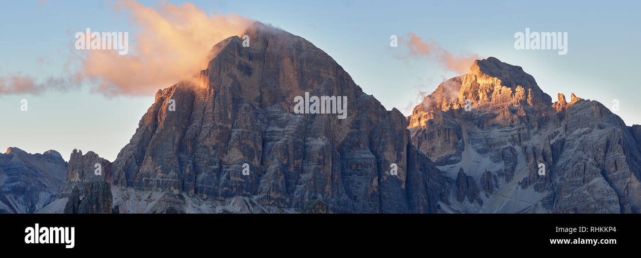 Vue panoramique sur Tofao de Rozes et Tofano di Mezzo de Passo Giau, Dolomites, Padova, Veneto, Italie Banque D'Images