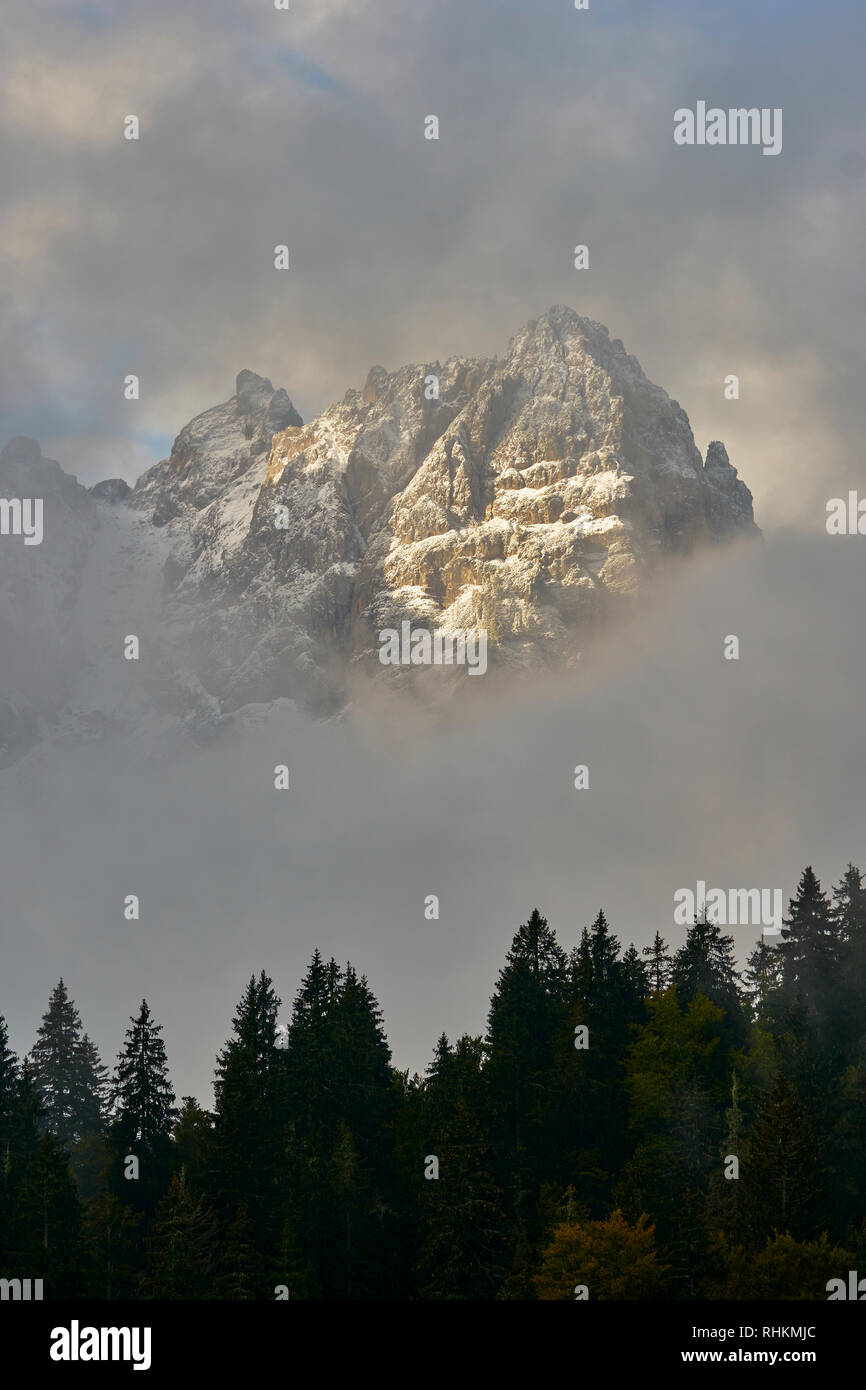 Schloss Weikersdorf vue à travers les nuages de Lago Superiore, Laghi di Fusine, Friuli, Italie. Banque D'Images