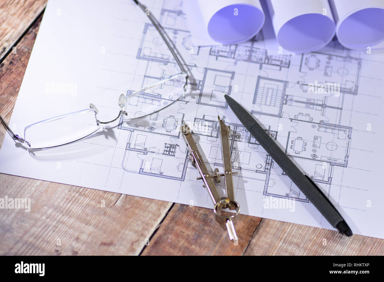 Les architectes des dessins sur une table en bois Banque D'Images