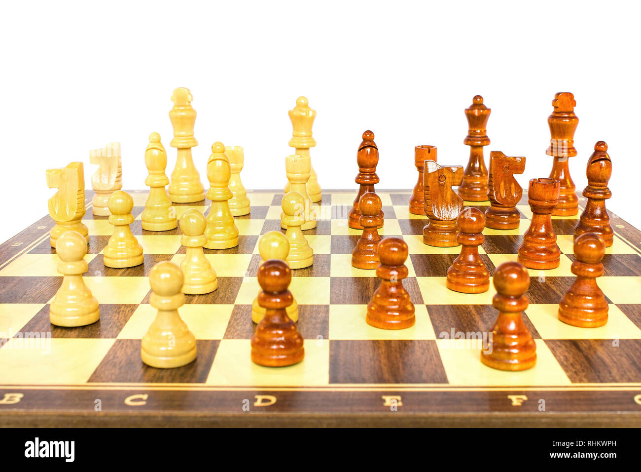 Pièces d'échecs en bois avec échiquier isolé sur fond blanc Banque D'Images