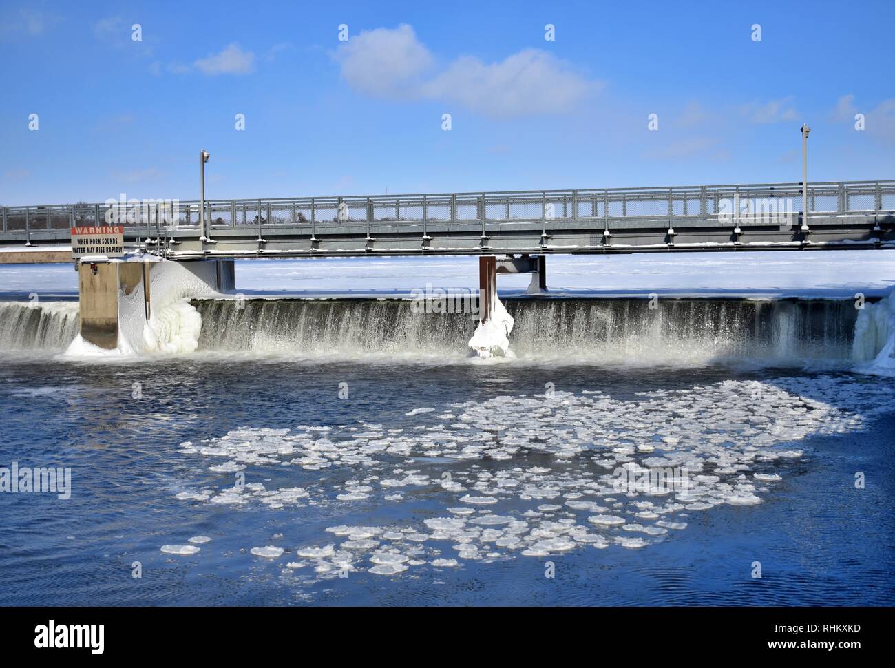 Flux de glace sur un barrage avec une passerelle Banque D'Images