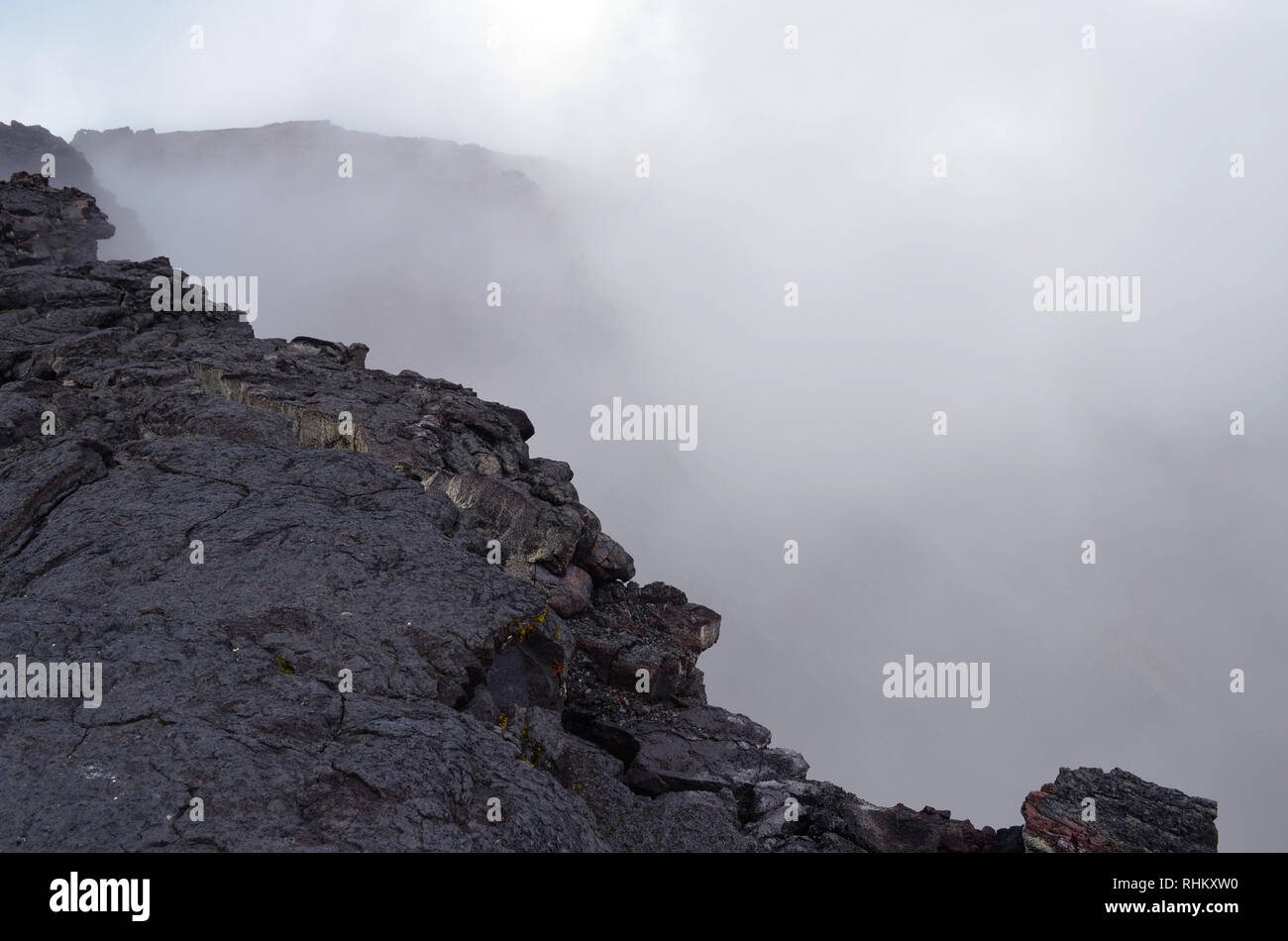 Des champs de lave dans les pentes et la caldeira du Piton de la Fournaise, un volcan actif à l'île de la Réunion, océan Indien Banque D'Images