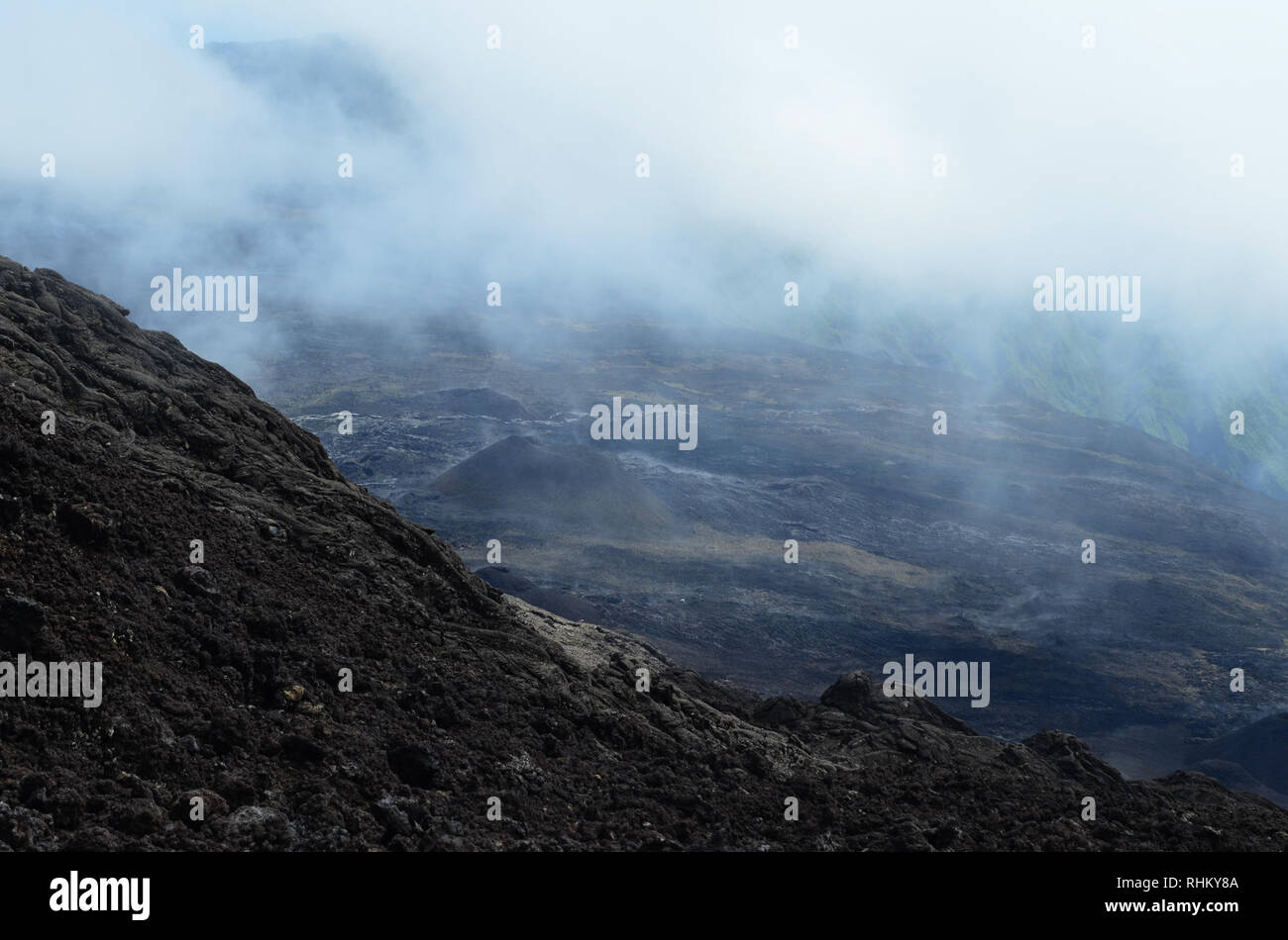 Des champs de lave dans les pentes et la caldeira du Piton de la Fournaise, un volcan actif à l'île de la Réunion, océan Indien Banque D'Images