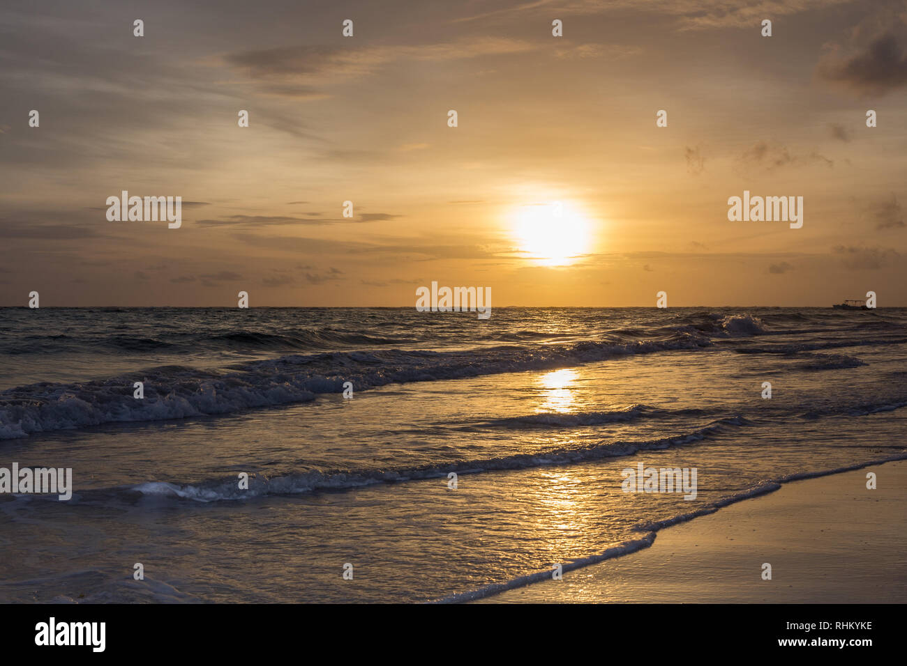 Le lever du soleil sur la mer des Caraïbes, la République Dominicaine Banque D'Images