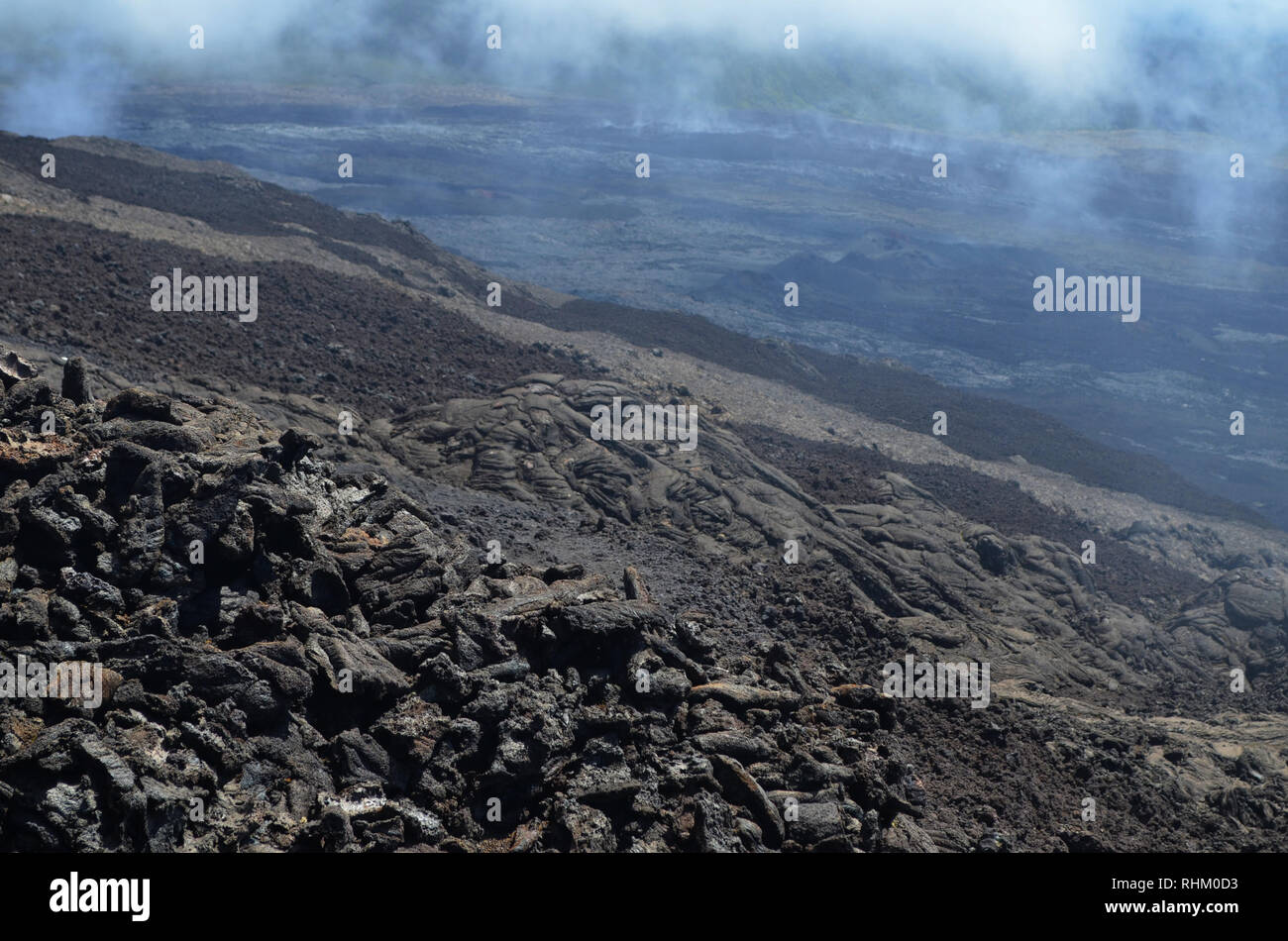 Des champs de lave dans les pentes et la caldeira du Piton de la Fournaise, un volcan actif à l'île de la Réunion, océan Indien Banque D'Images