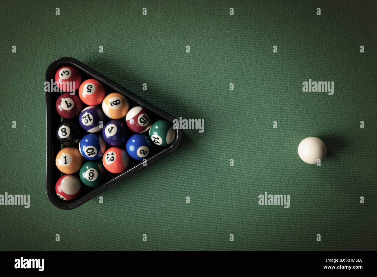 Table de billard avec des boules de billard et matériel vert Banque D'Images