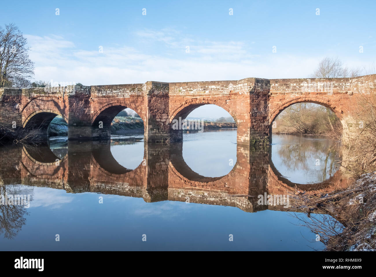 Pont sur la rivière Dee hespérie entre dans Cheshire, Angleterre, et Holt au Pays de Galles Banque D'Images