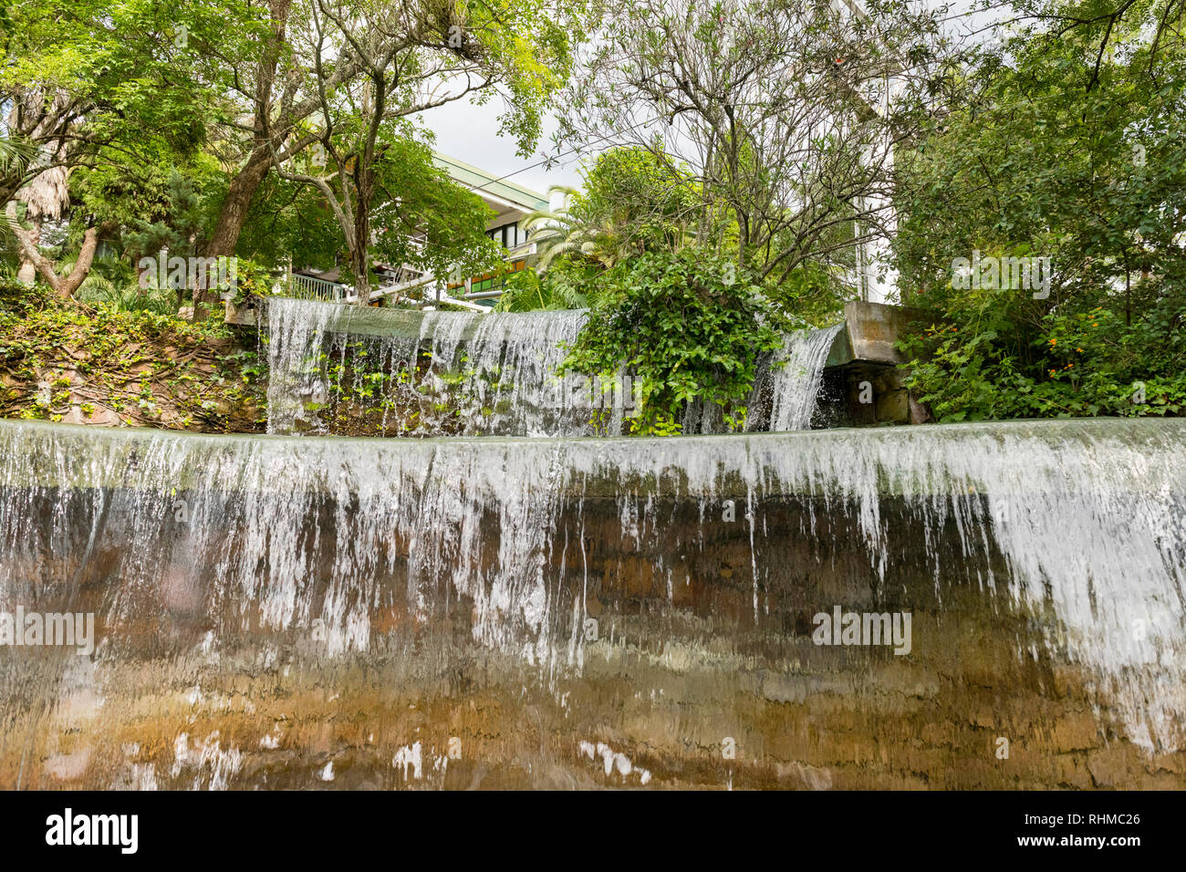 Cascade dans le parc et jardins au sommet du Mont San Bernardo où le téléphérique Teleferico va à Salta, Argentine. Banque D'Images