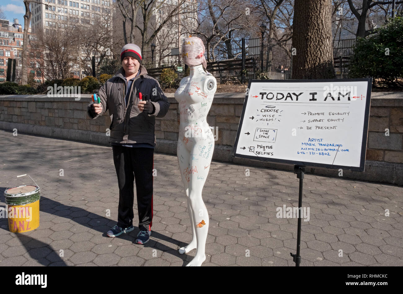 L'artiste Mark Panzarino Performance à Union Square avec un mannequin sans bras et des marqueurs. Il a demandé aux passants bye pour écrire quelque chose de significatif. Banque D'Images